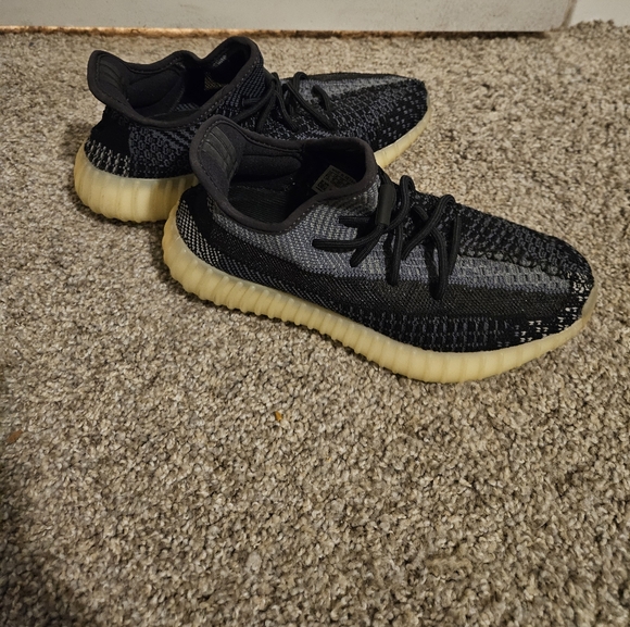 Yeezy 350 V2 Carbon - Picture 1 of 4